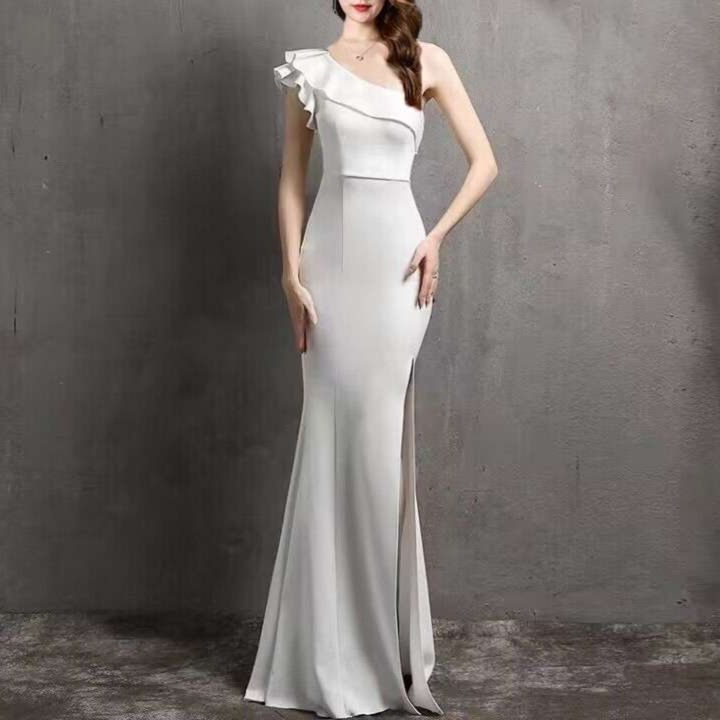 白ワンピース 片肩フリルのスリット入りマキシドレス