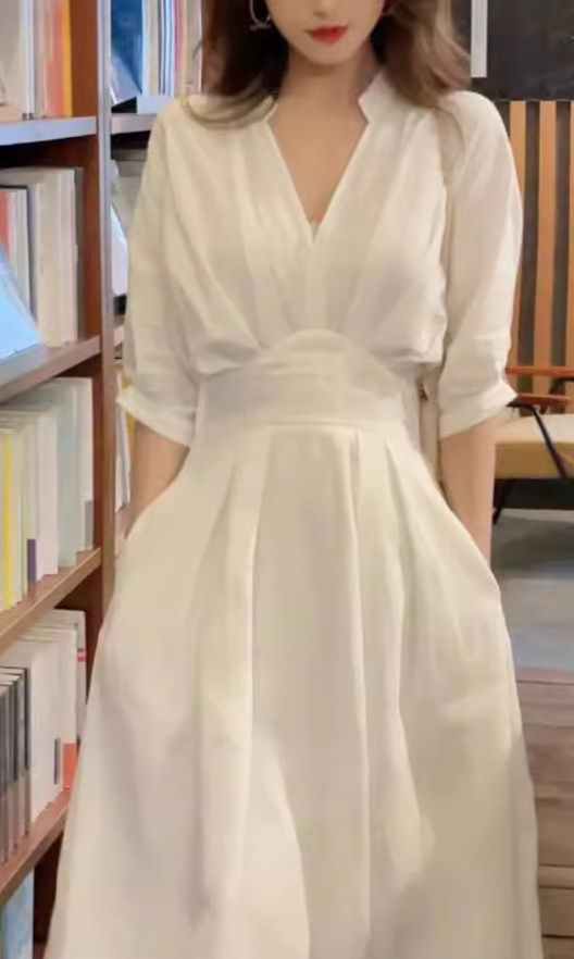 白ワンピース 深めブイネックウエストマーク五分袖ミモレワンピ