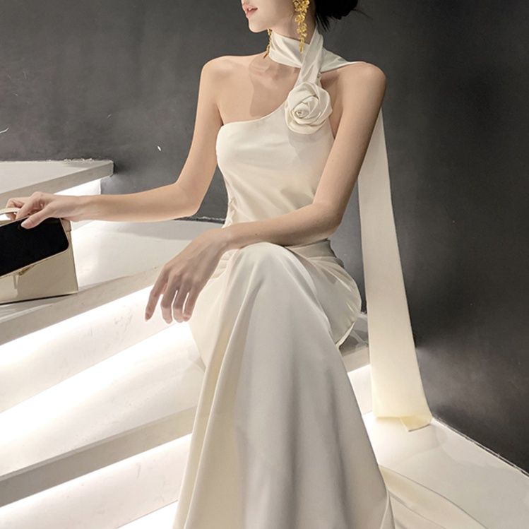 白ワンピース ホルターネック フラワーコサージュ ドレス