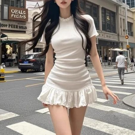 白ワンピース フリル裾フィット&フレアミニワンピース