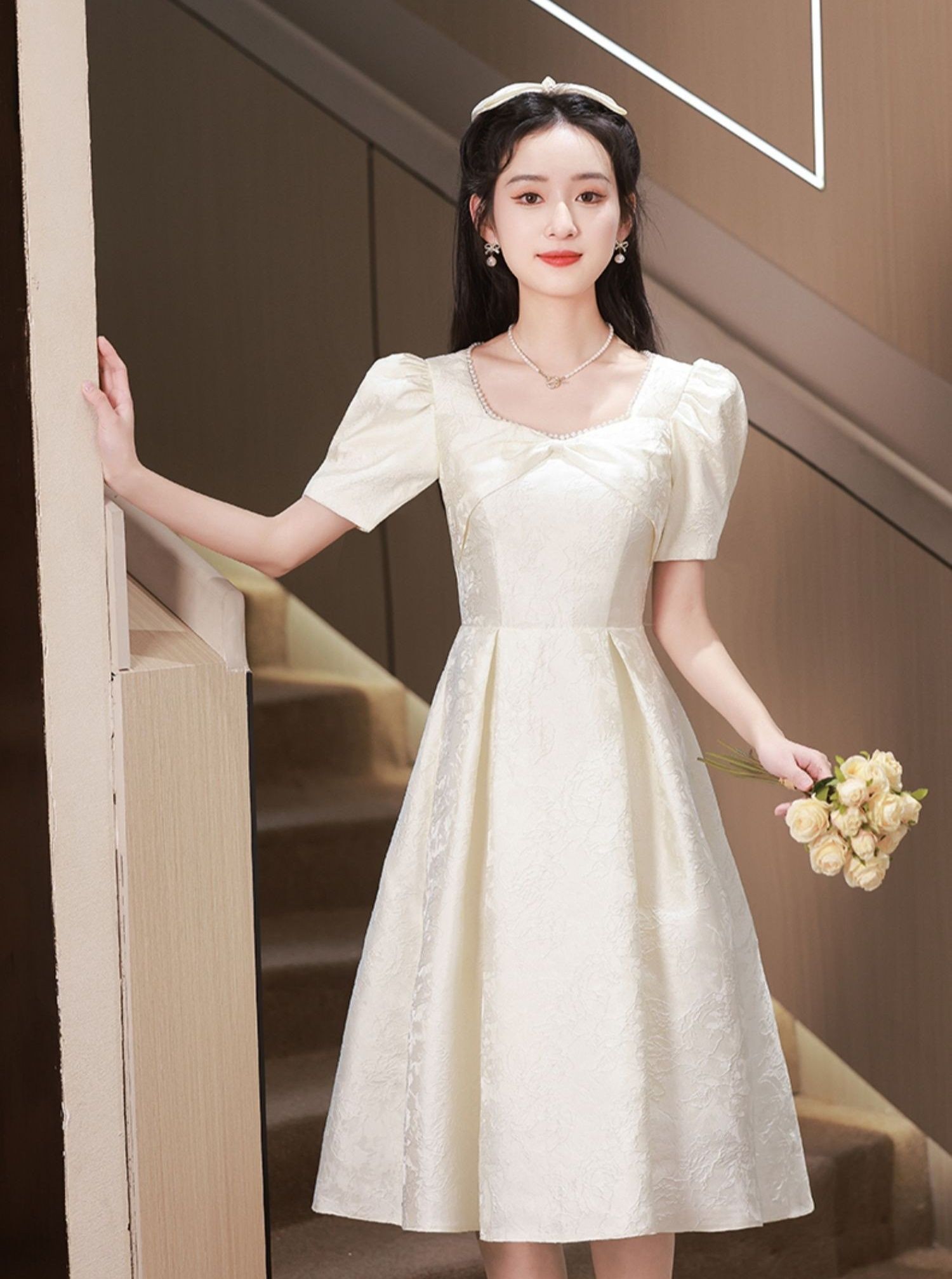 白ワンピース 花柄ジャガードパフスリーブAラインドレス