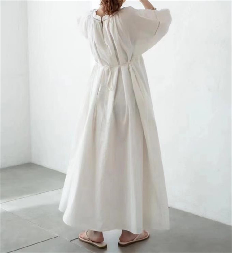 ふんわりボリューム袖マキシ丈白ワンピース