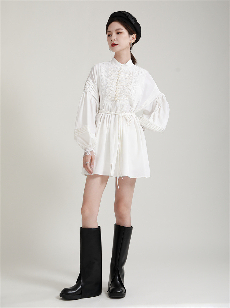 上品な刺繍入り袖ボリューム白ワンピース