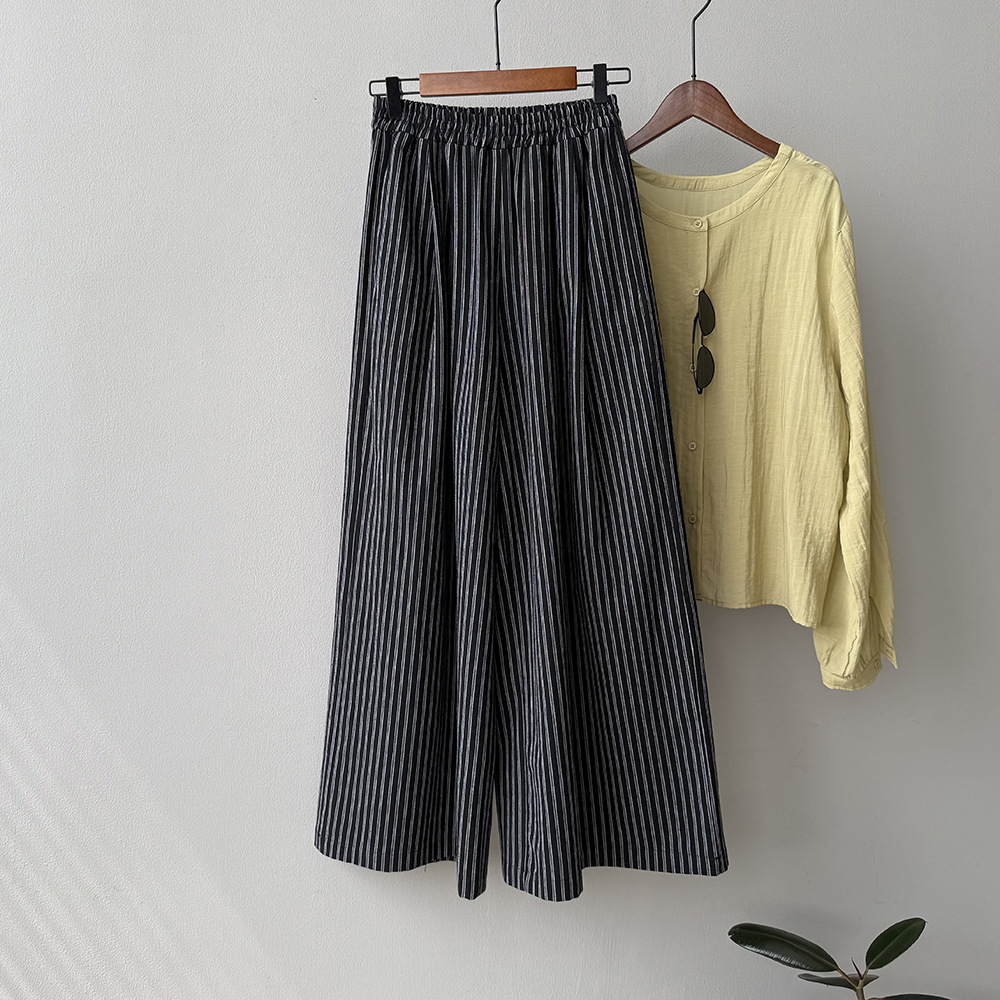 レディースワイドパンツ 縦縞模様のゆったりストレートパンツ