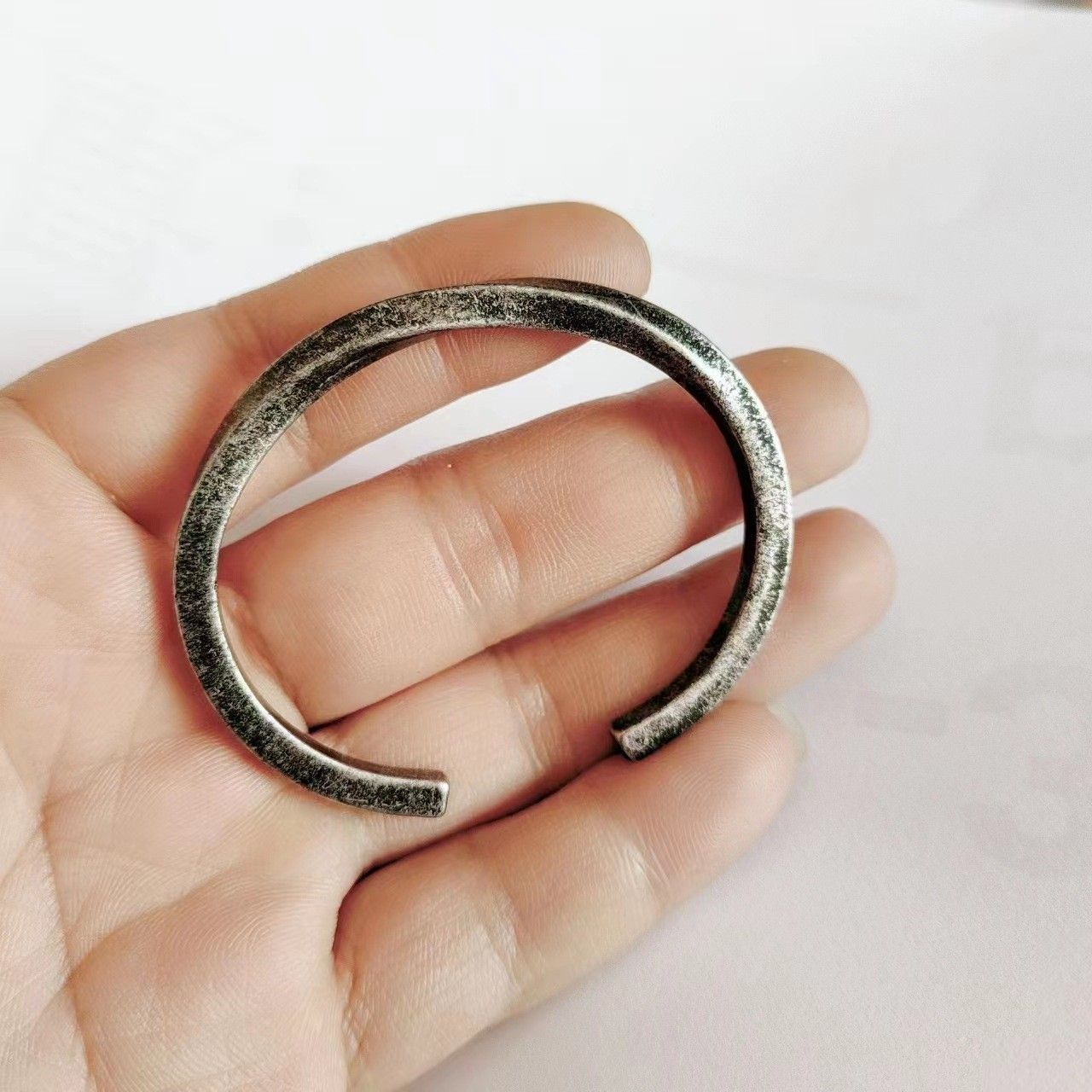 https://fulmo-img-server.com/wriststyle/1754631296701_vy3qhz7h_t3get31g.jpeg
