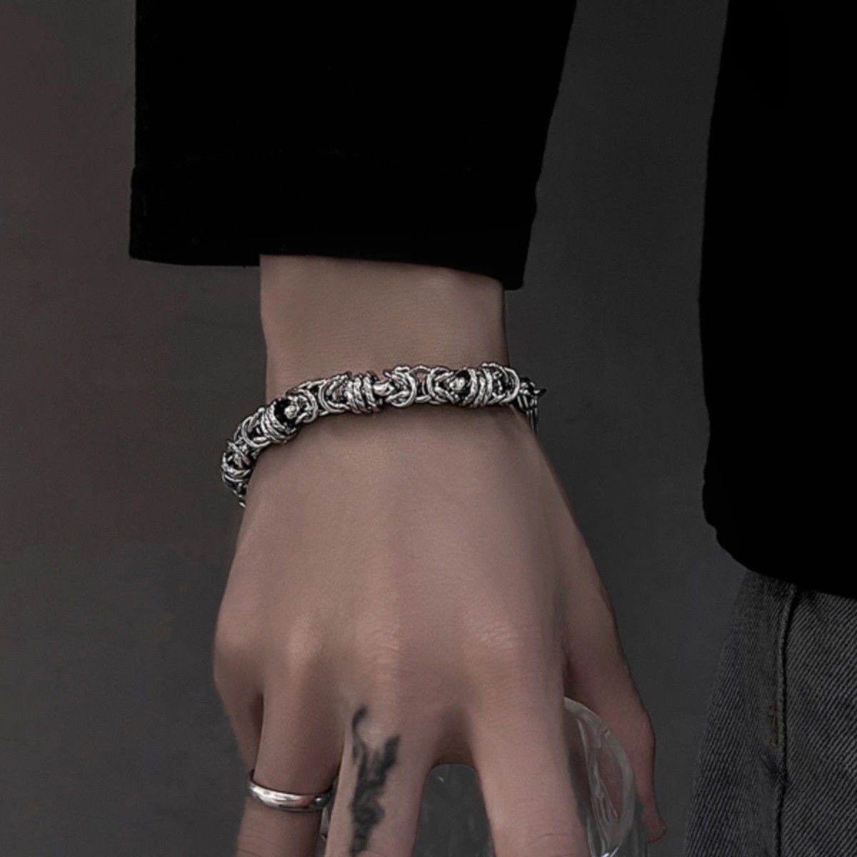 https://fulmo-img-server.com/wriststyle/1754716200263_y5cm1ov8_f6dpgxoc.jpeg