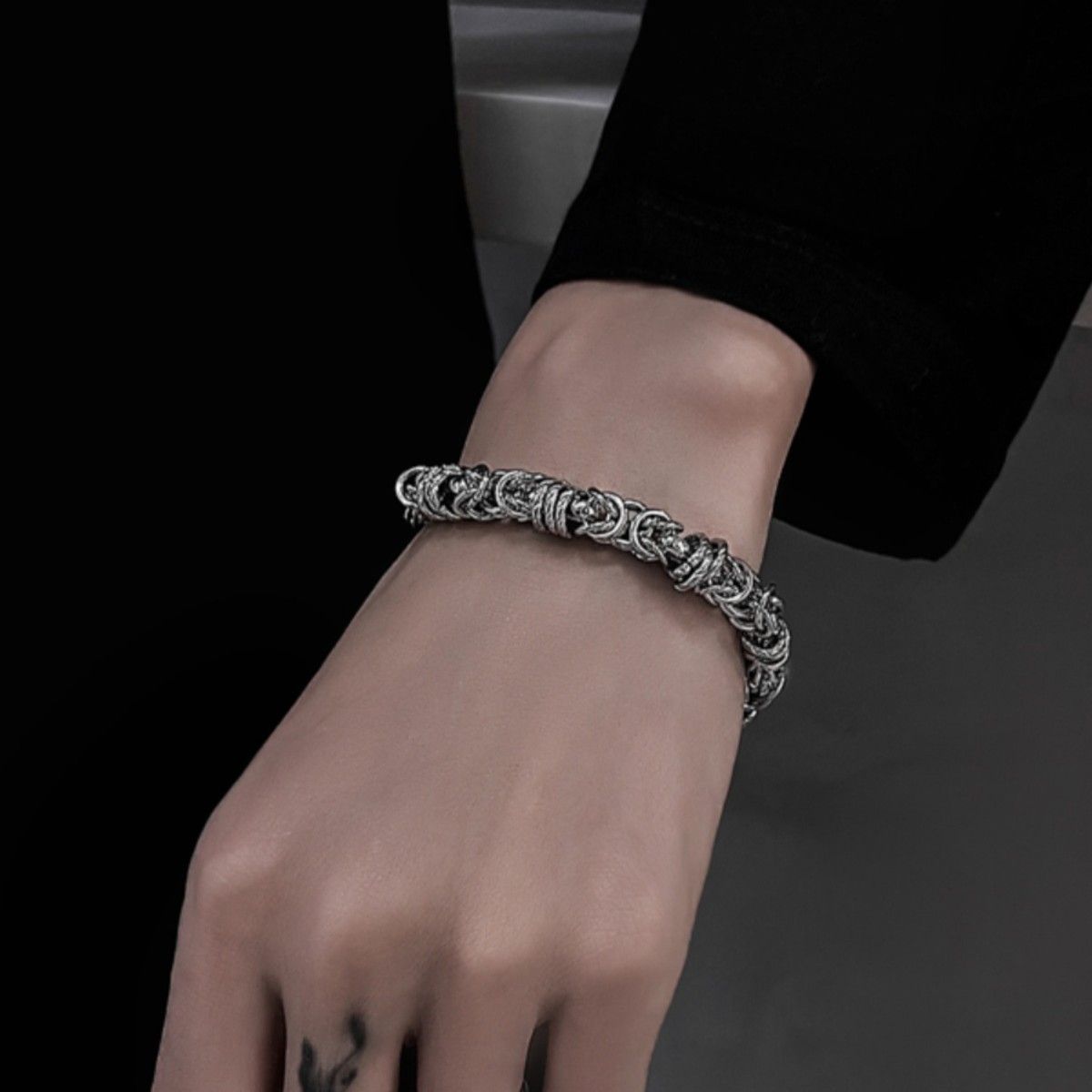 https://fulmo-img-server.com/wriststyle/1754716200692_5f0khk2f_anb6a8uf.jpeg