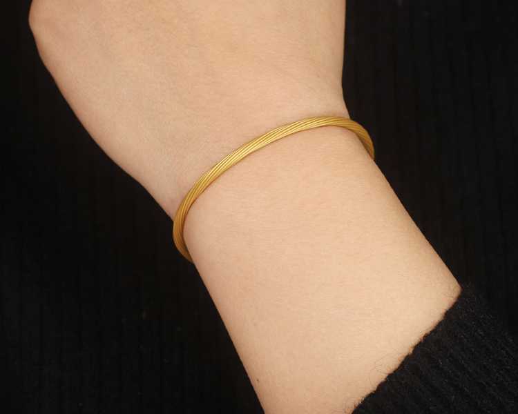 印象を華やかに!ゴールド腕輪で手元をドレスアップする5選