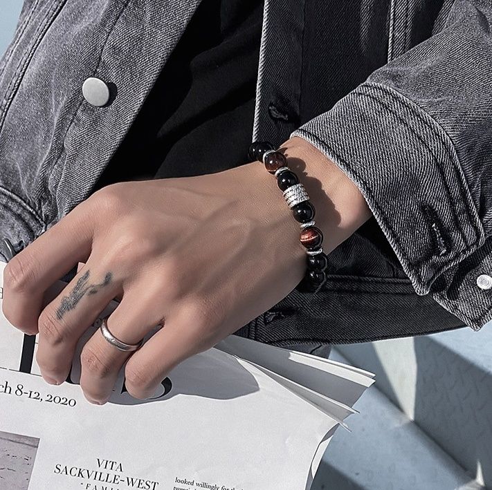 https://fulmo-img-server.com/wriststyle/1759890648857_se30uadq_ezvansh5.jpeg