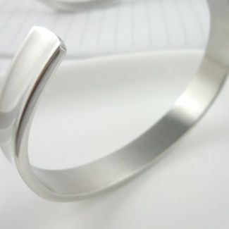 メンズブレスレット 洗練されたシンプル開口式シルバーバングル