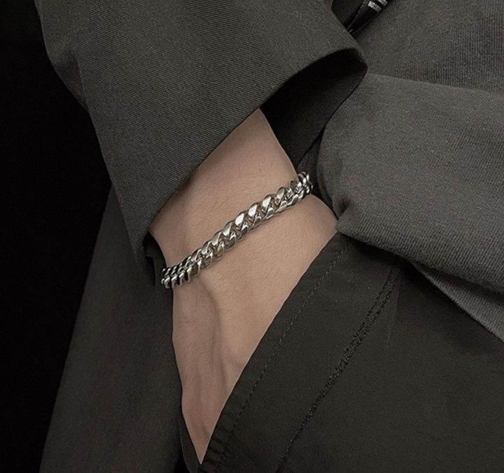 https://fulmo-img-server.com/wriststyle/1788919123230_89wr6lh9_b82480mc.jpeg