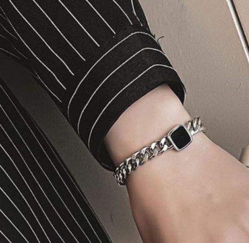 https://fulmo-img-server.com/wriststyle/1788922005804_qjdrppun_l99dmc1y.jpeg