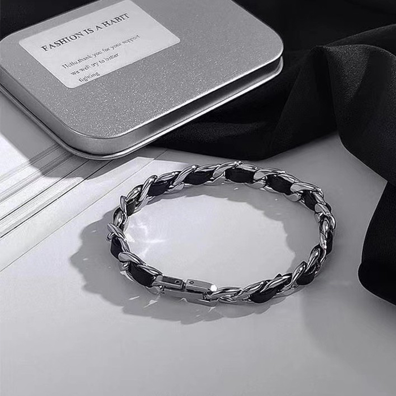 https://fulmo-img-server.com/wriststyle/2e7be844-cebb-495f-a07f-6d9af35c8387.jpg