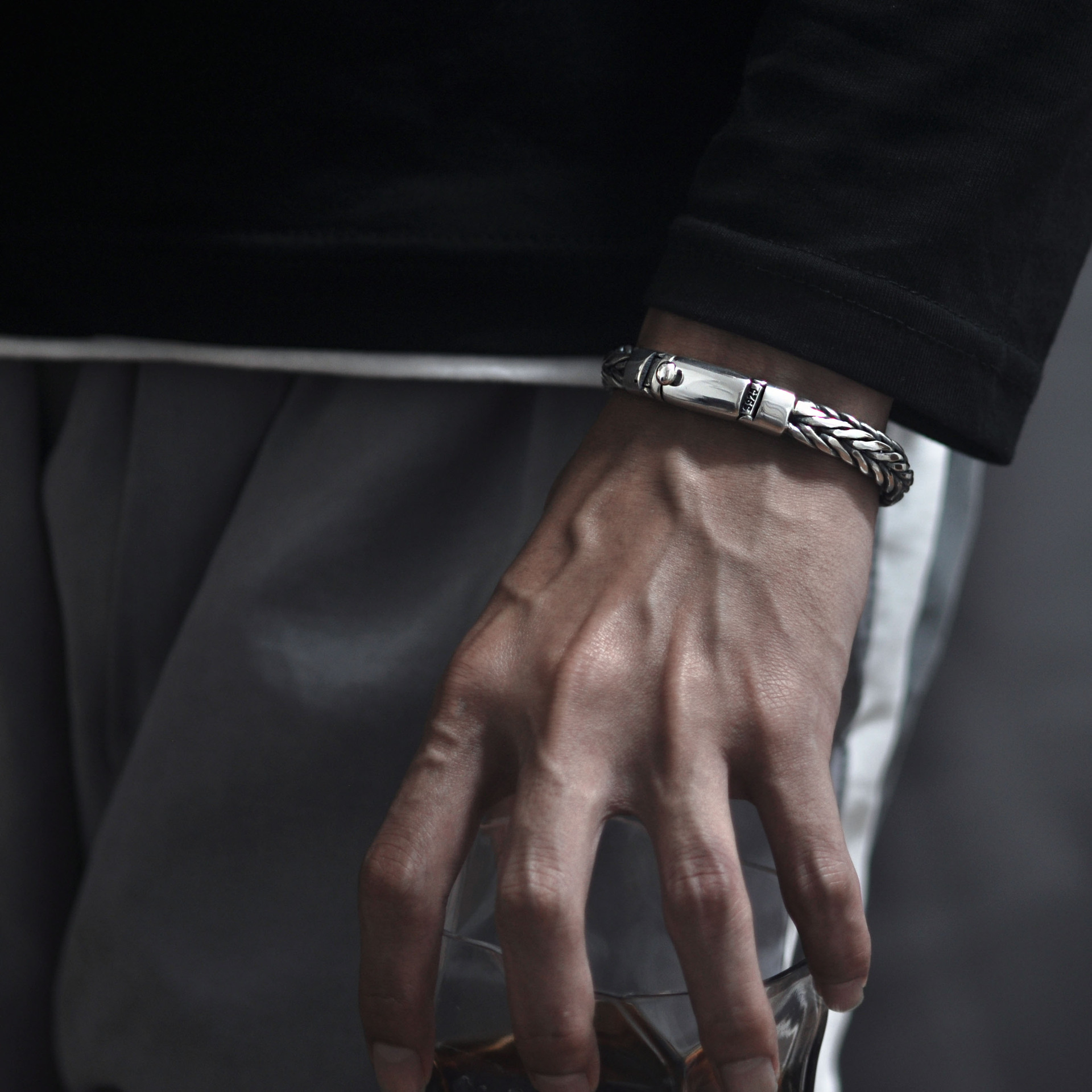 https://fulmo-img-server.com/wriststyle/3bedb98d-8e61-4a72-be75-0abbfa51454d.jpg