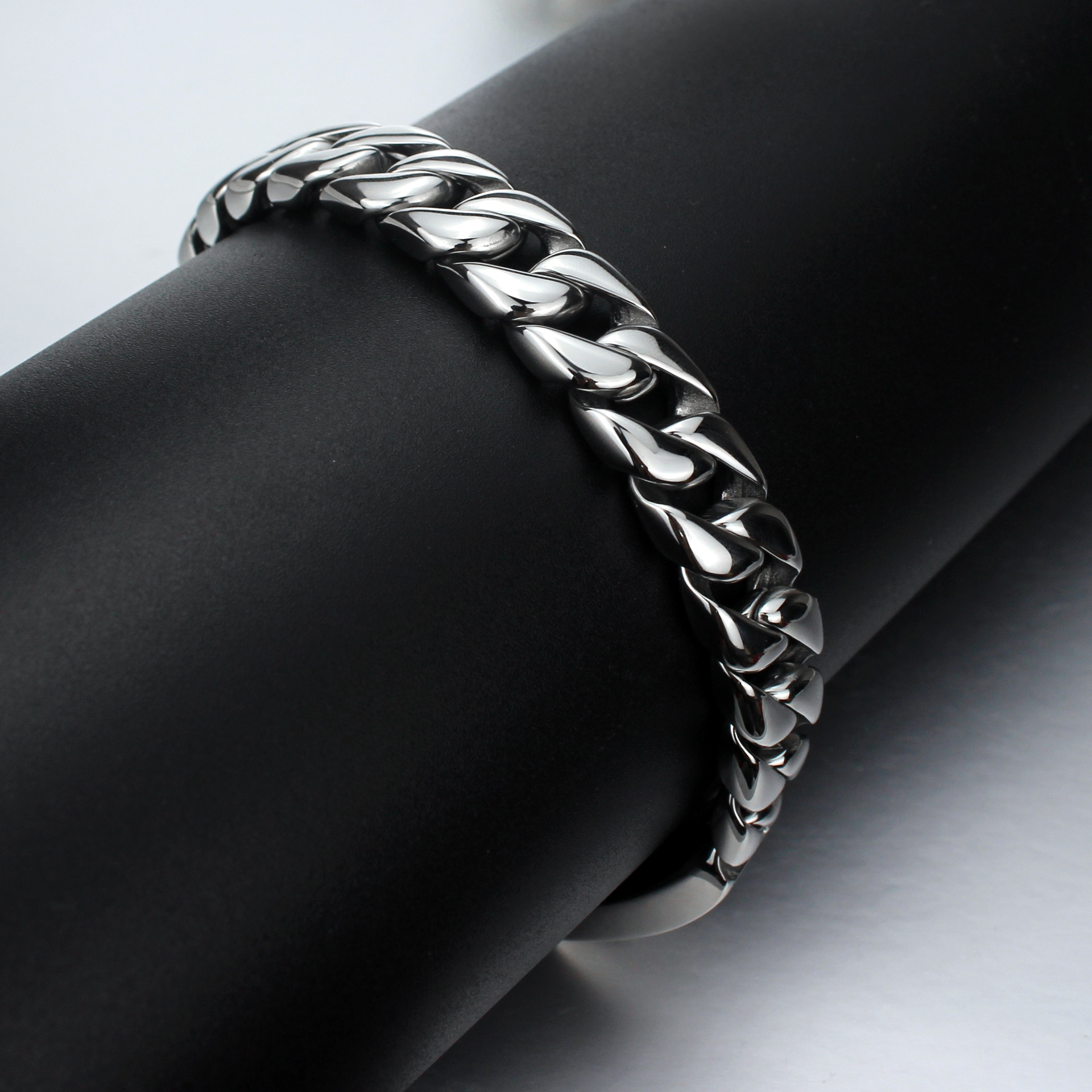 https://fulmo-img-server.com/wriststyle/526c24d5-1ec8-426a-aa4f-5c6ebfa38c7c.jpg