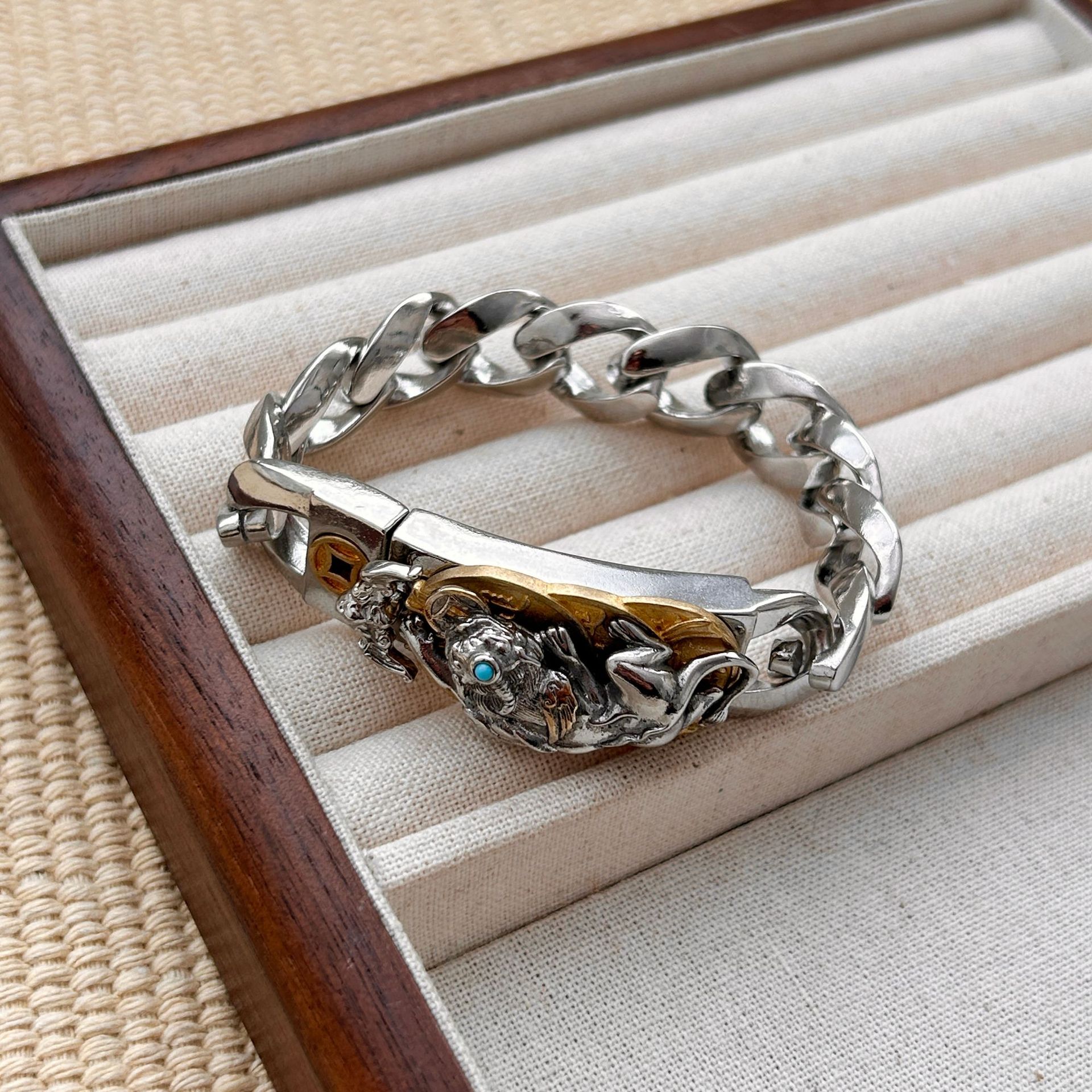 https://fulmo-img-server.com/wriststyle/57b15b0e-5022-4ae0-a082-c6c1854edfc8.jpg