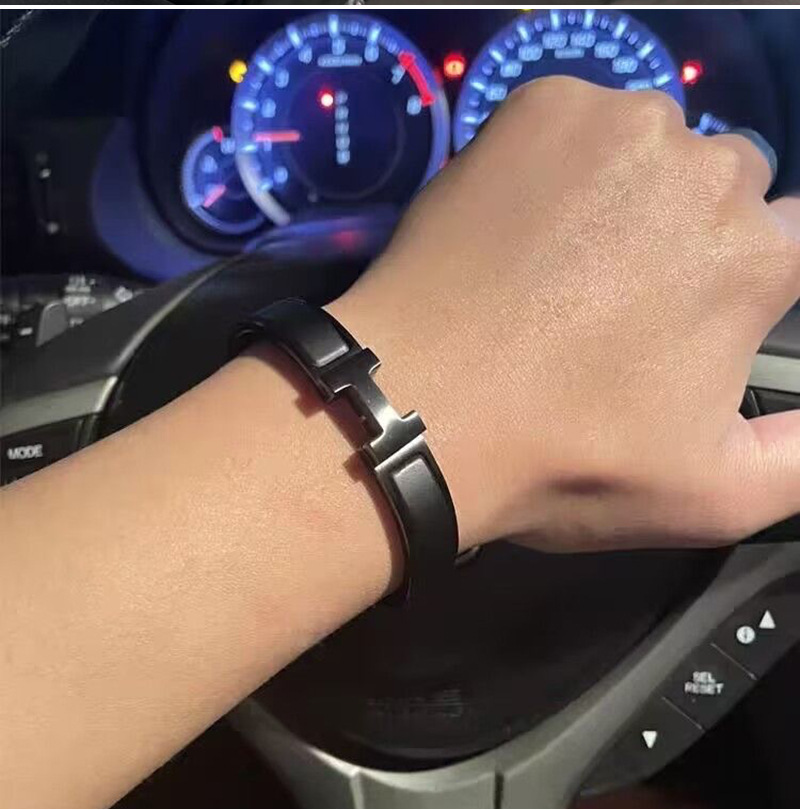 https://fulmo-img-server.com/wriststyle/6422ef4c-d30a-49ae-b0a1-982dad66d8f1.jpg