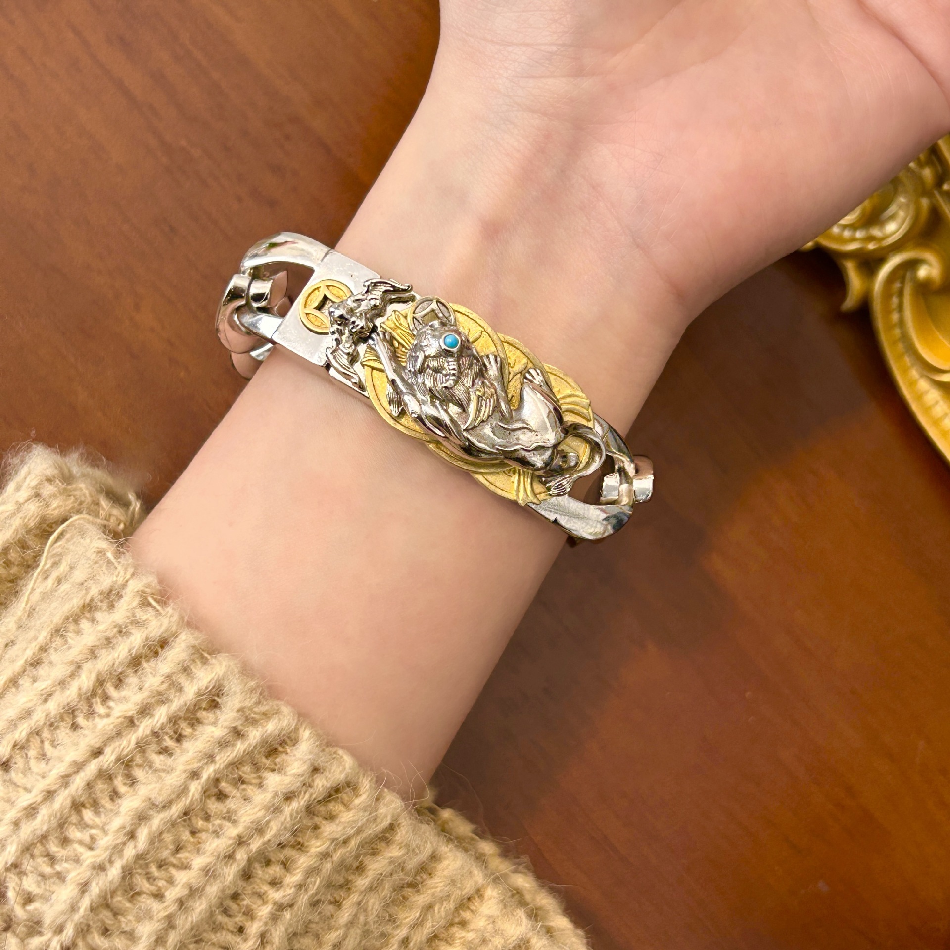 https://fulmo-img-server.com/wriststyle/6dd8deaf-cd22-46d1-8cb7-b5db04ea6838.jpg