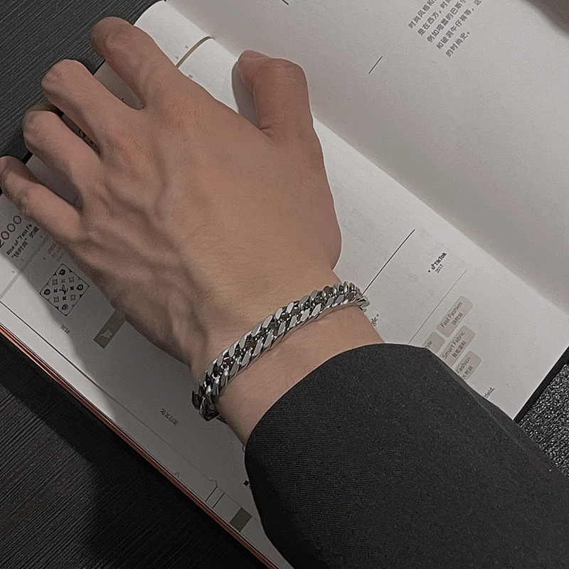 https://fulmo-img-server.com/wriststyle/72bd2c37-05e2-4031-855a-1d6b37930624.jpg