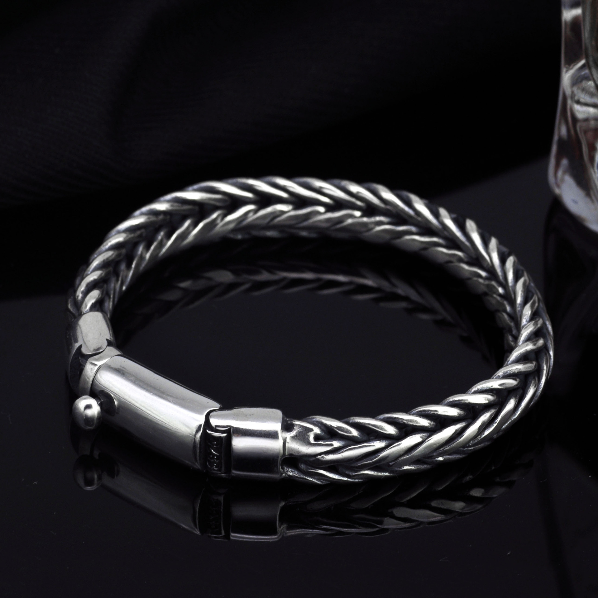 https://fulmo-img-server.com/wriststyle/84ebae23-6255-4eb3-9f61-894448f3aac8.jpg