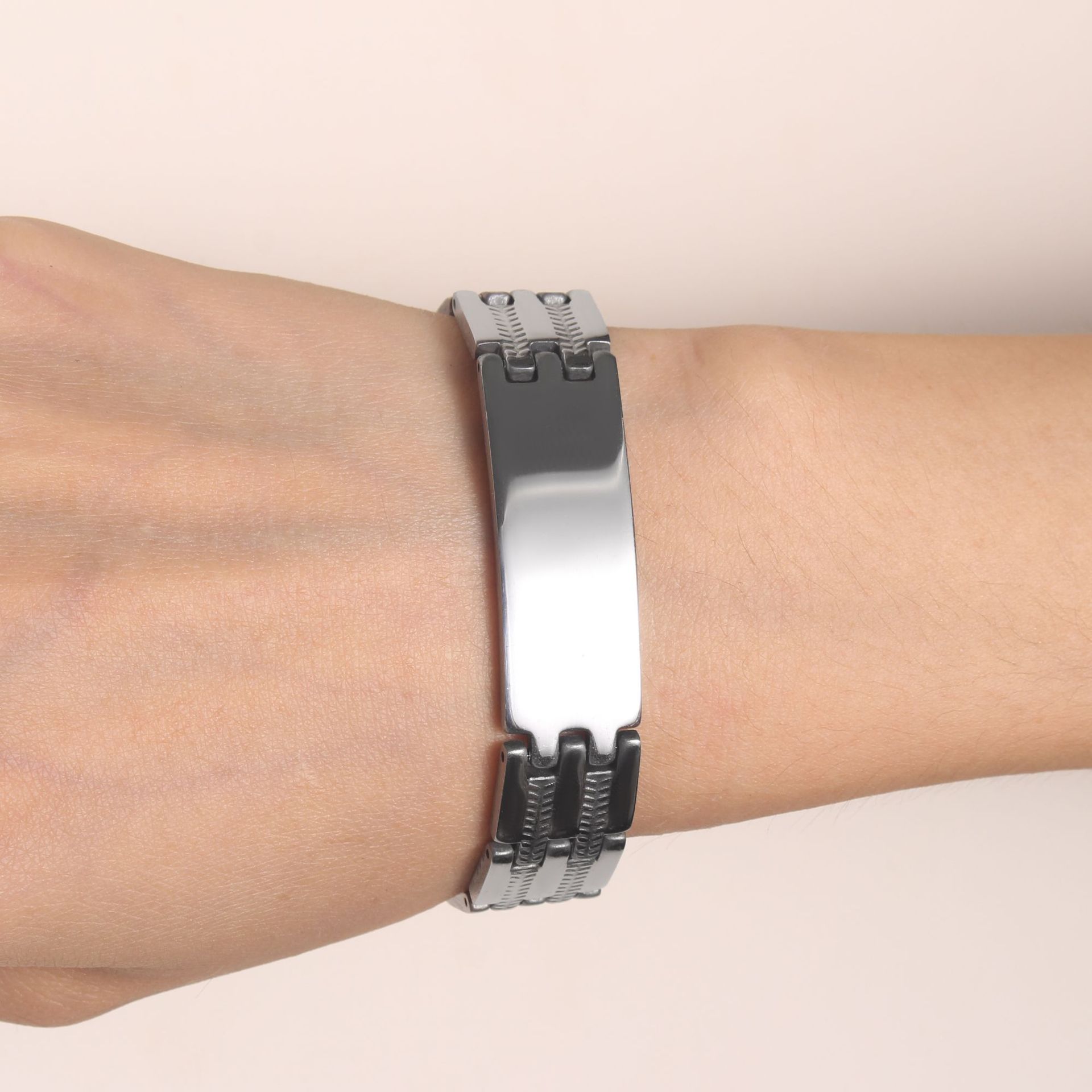 https://fulmo-img-server.com/wriststyle/8d8d62ce-a9ae-4320-8bb1-f4ab1c5d37bf.jpg
