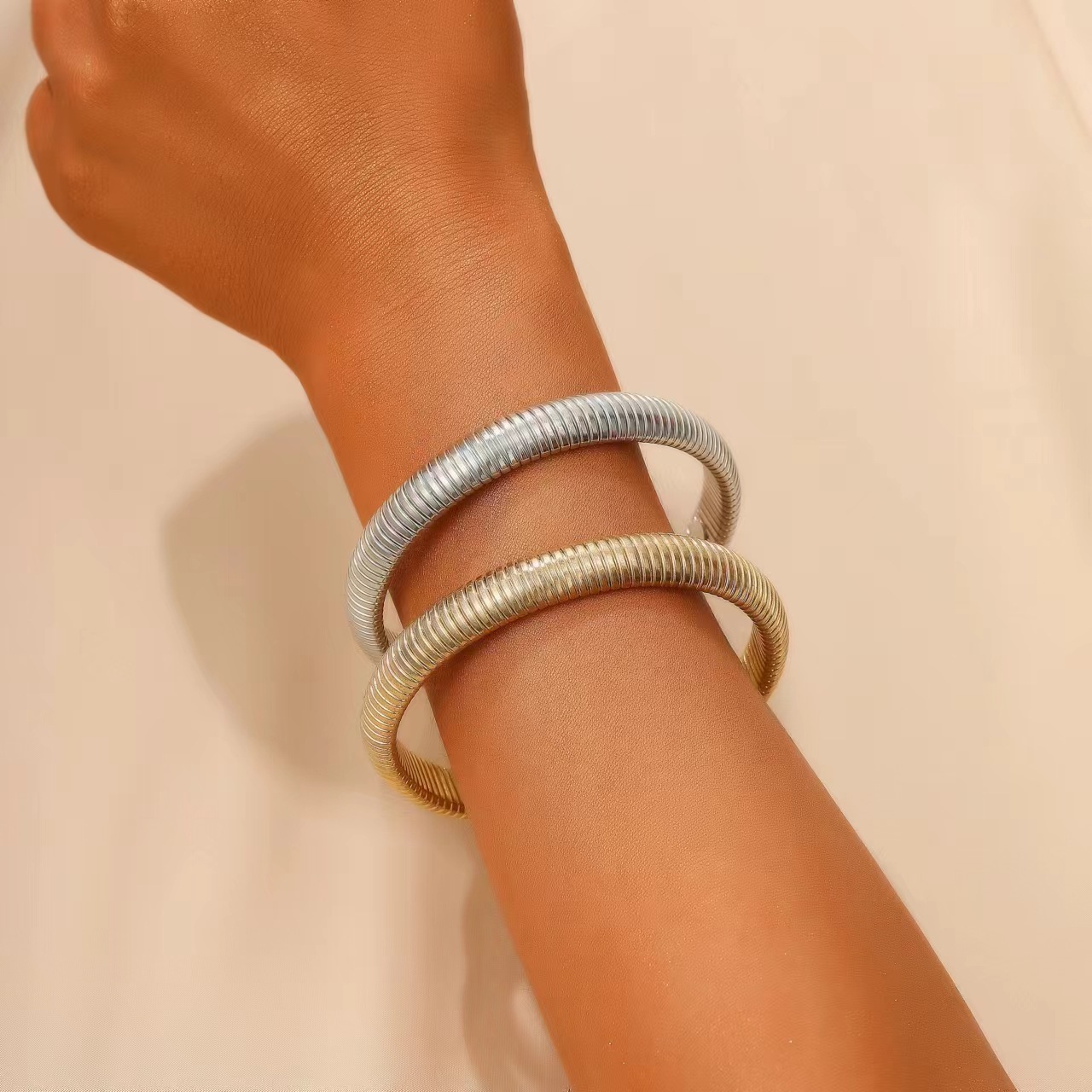 https://fulmo-img-server.com/wriststyle/8fab8fa1-3a8b-48b5-a50b-d1af89d1f437.jpg