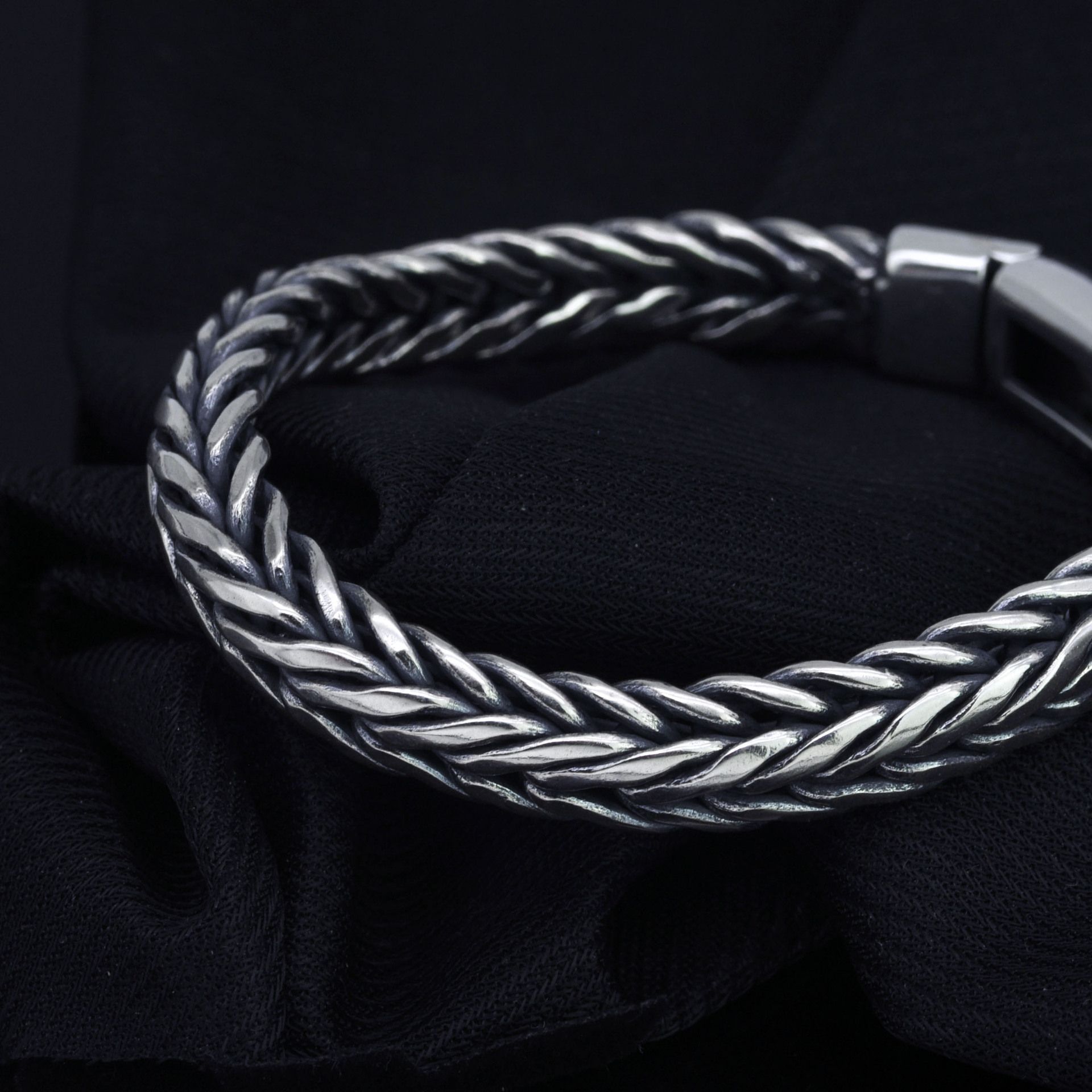 https://fulmo-img-server.com/wriststyle/aeb104c4-bd16-4106-83d9-54d8e6ef2f84.jpg