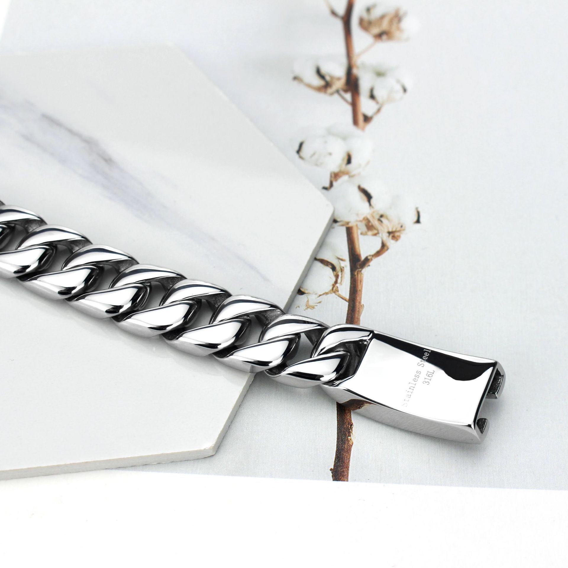 https://fulmo-img-server.com/wriststyle/c38fa7d6-0790-420a-bead-314e18b17ea2.jpg