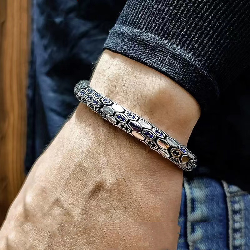 https://fulmo-img-server.com/wriststyle/d397354c-6170-47d6-8ec3-faf612839de0.jpg