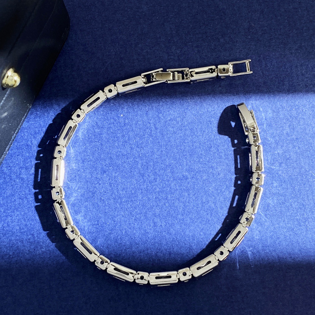 https://fulmo-img-server.com/wriststyle/f6b43831-111a-427d-894c-45ef404b0150.jpg