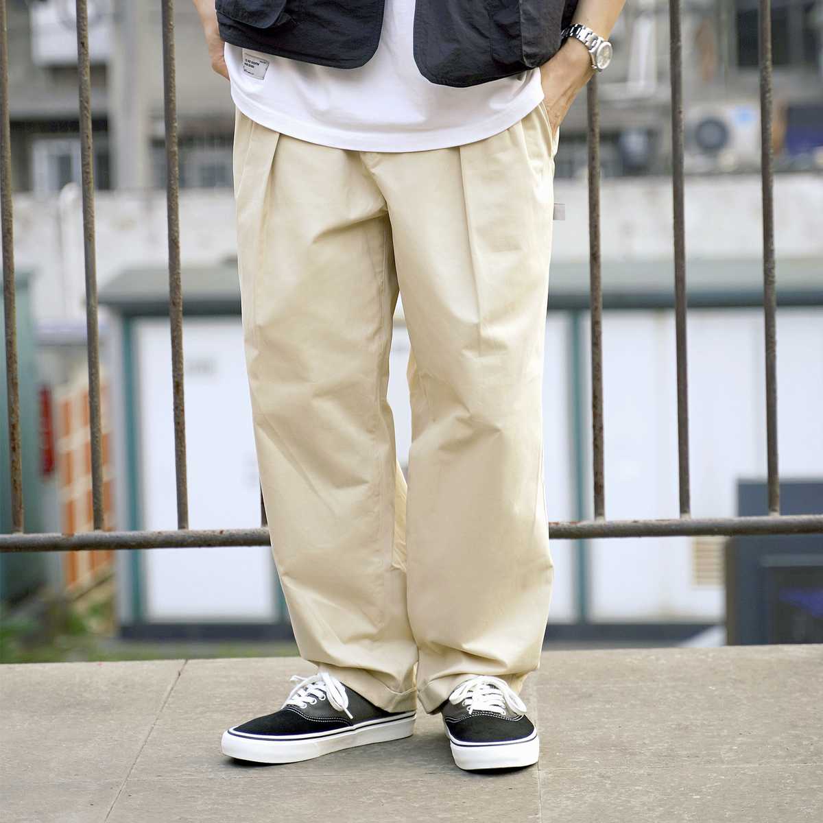 清潔感と上品さで印象アップ！白のワイドパンツメンズで手に入れる洗練されたスタイル10選