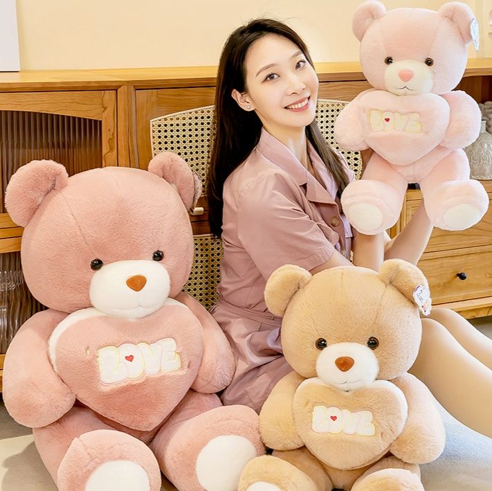 くまぬいぐるみ ハートを抱えた優しい夢見るくま