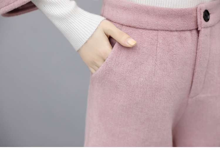 40代ファッション レディース この画像はドレスではなく、パンツスーツのようなコーディネートを示しています。したがって、ご要望の通りドレスに関するや説明は控えさせていただきます。
