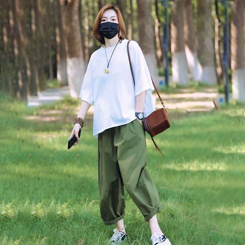 40代ファッション レディース この画像には、ドレスは写っていません。代わりに、カジュアルな日常着姿の人物が写っています。