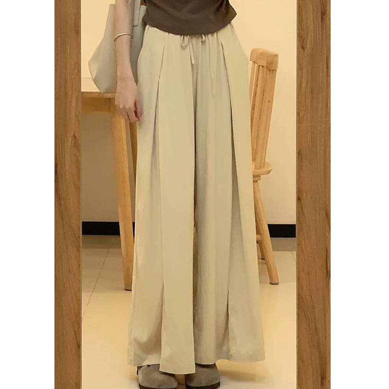 40代ファッション レディース この画像には実際にドレスは写っていません。代わりに、カジュアルな日常着のコーディネートが写っています。適切なと説明を以下に提案します：