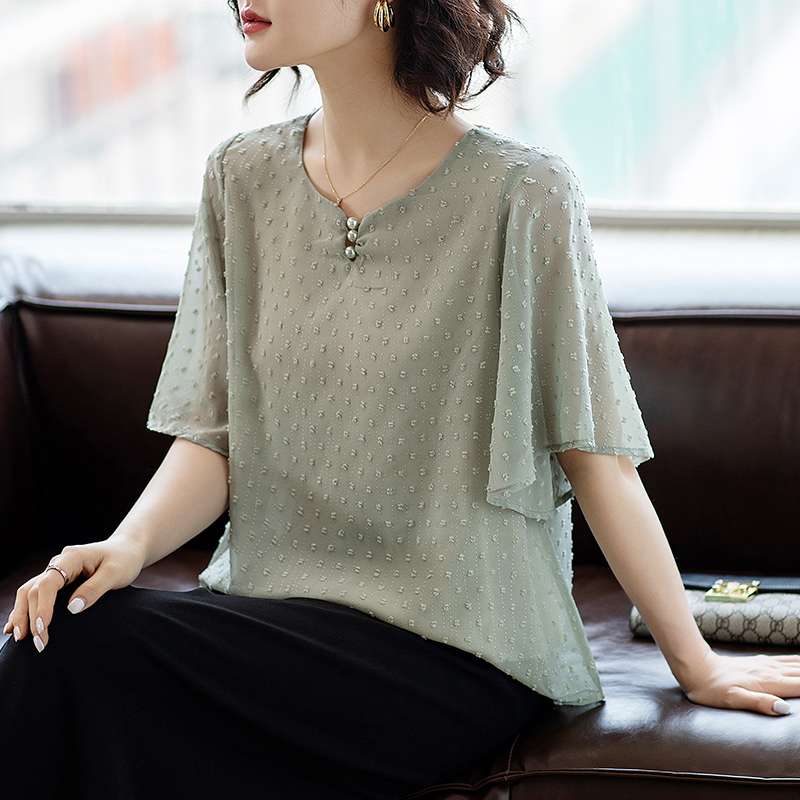 40代ファッション レディース この画像はドレスではなく、ブラウスやトップスを示しています。ドレスのや説明を作成することは適切ではありません。