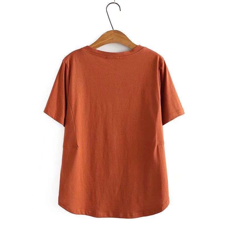 40代ファッション レディース 申し訳ありませんが、この画像はドレスではなくTシャツを示しています。ドレスのや説明を作成することはできません。代わりに、画像に写っているTシャツについて説明させていただきます：