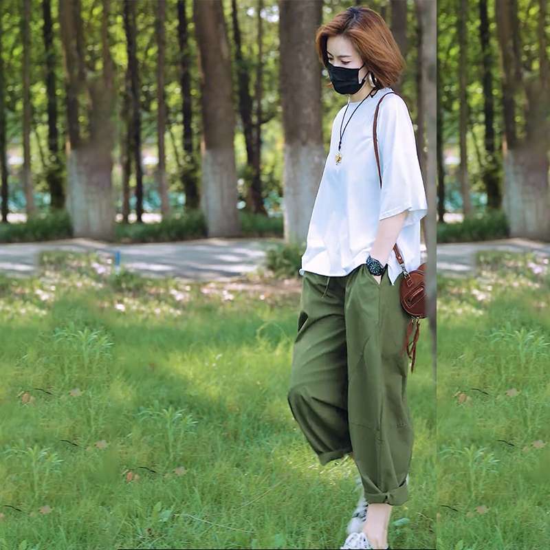 40代ファッション レディース この画像には、ドレスは写っていません。代わりに、カジュアルな日常着姿の人物が写っています。