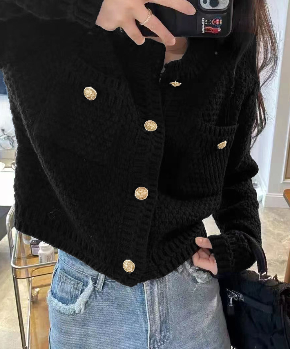 40代ファッション 金ボタン立体編みニットカーディガン