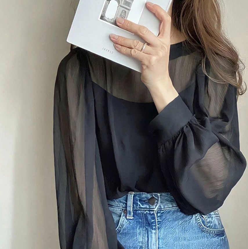 40代ファッション 透け感が上品な長袖ブラウス ゆったりシルエット