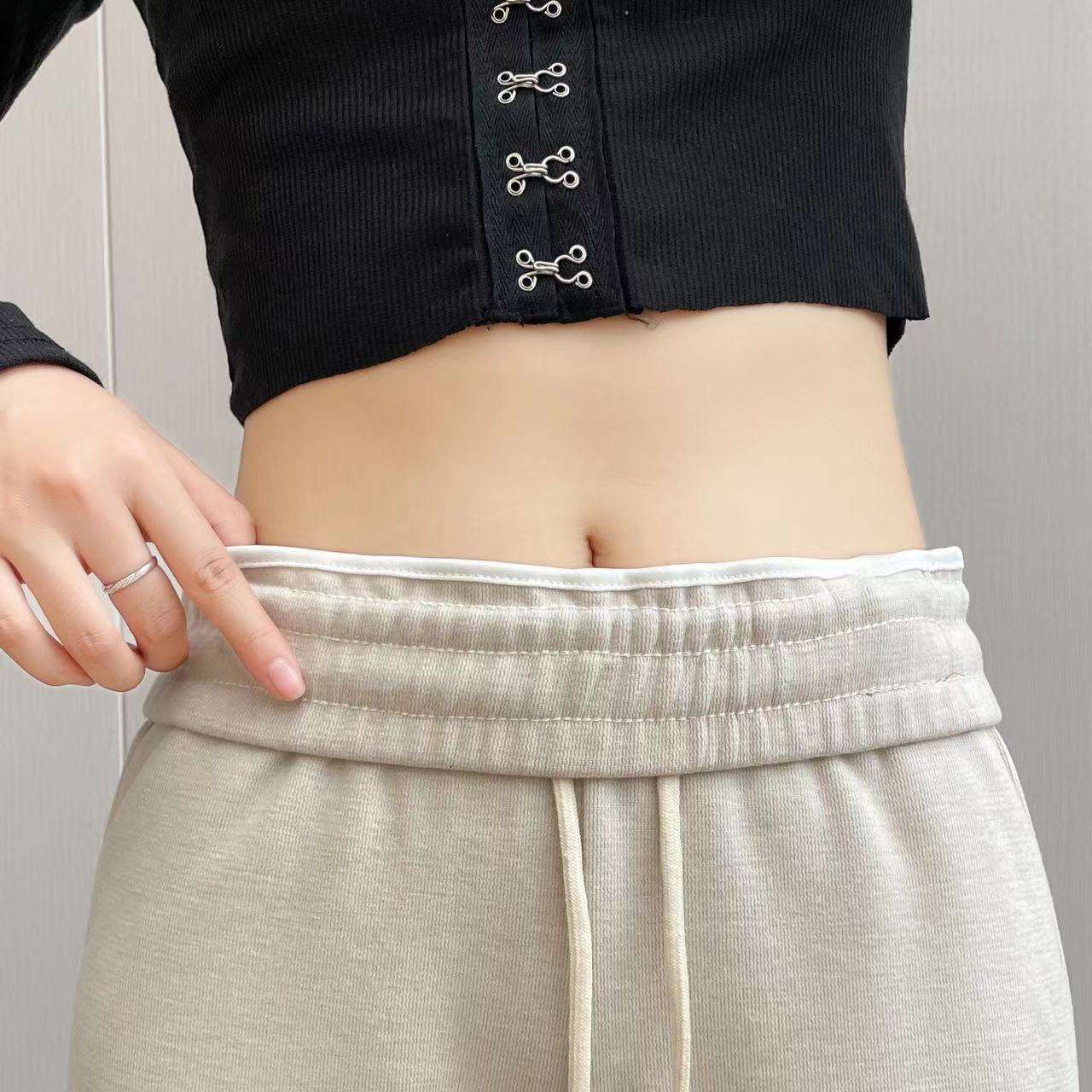 40代ファッション レディース この画像にはドレスは写っていません。代わりに、カジュアルなリラックスウェアのパンツが中心に写っています。そのため、ドレスのや説明を作成することは適切ではありません。