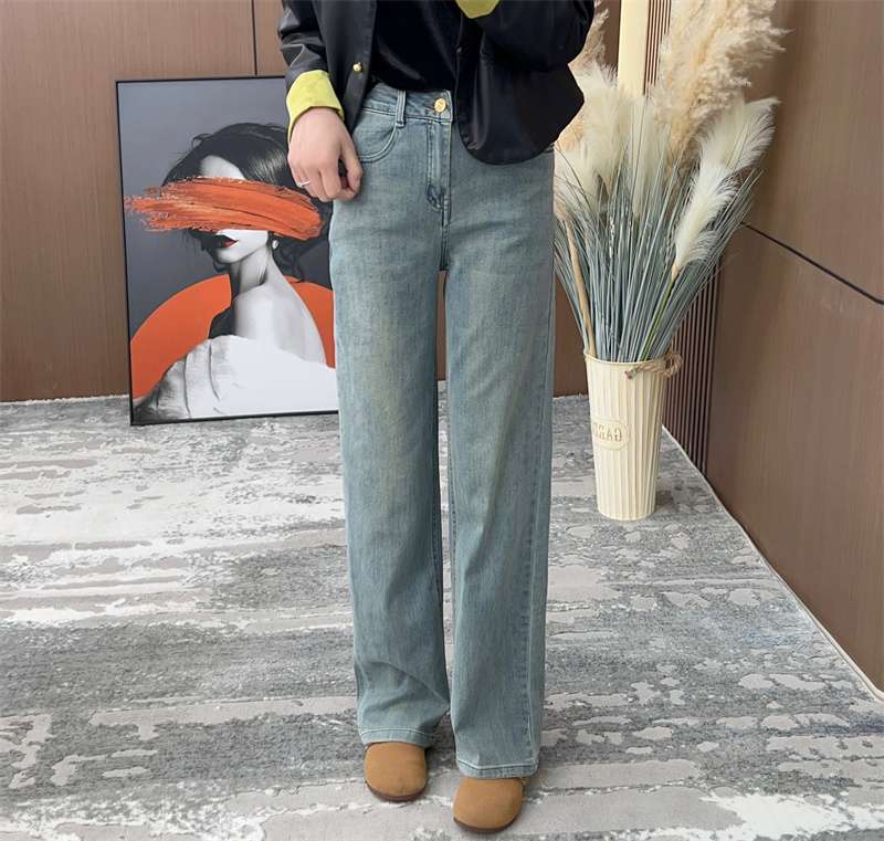 40代レディースファッション 大人の美脚ストレートデニムパンツ