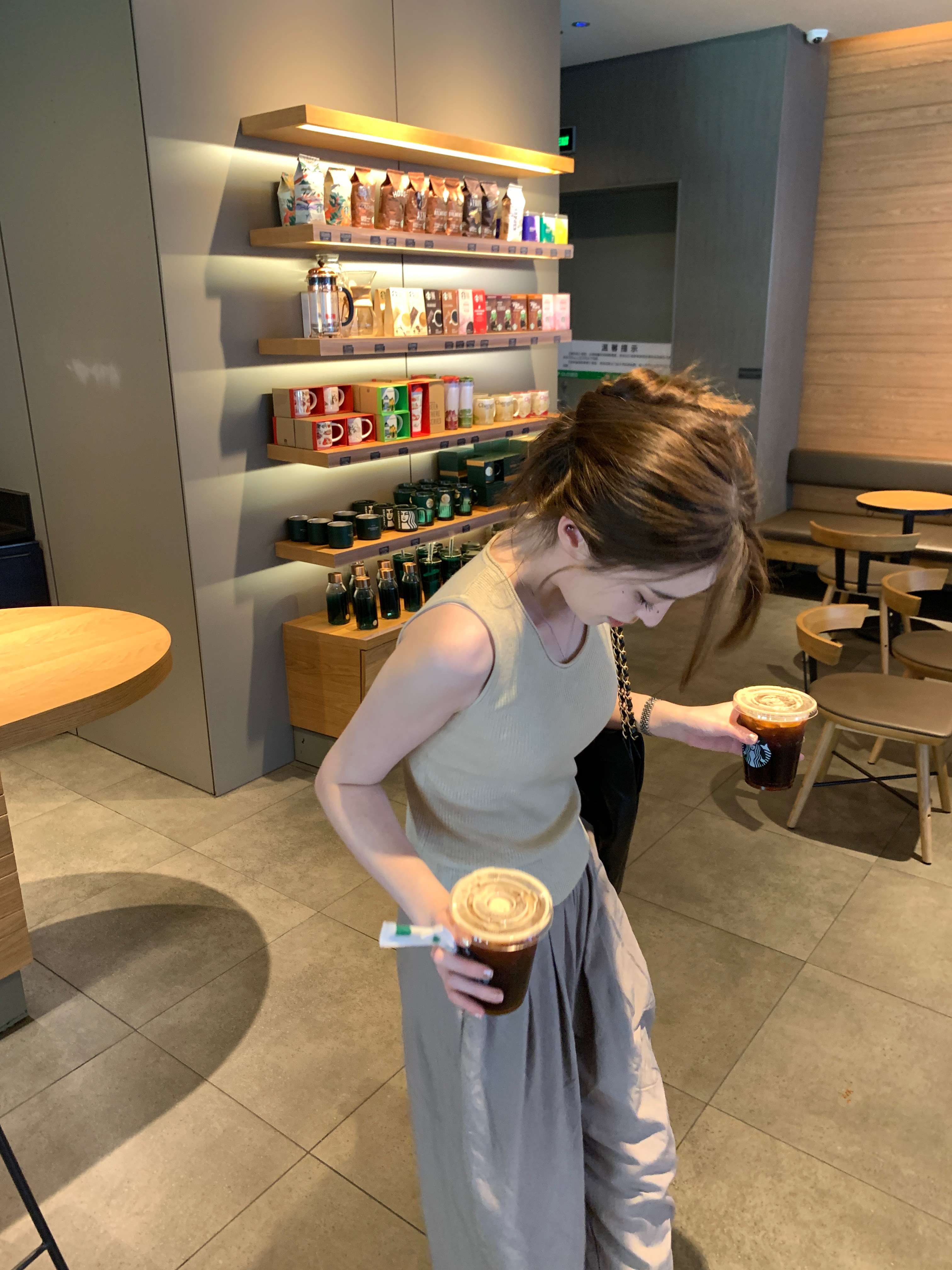 40代ファッション レディース この画像にはドレスが写っていないため、ご要望の通りのドレスに関するや説明を作成することはできません。