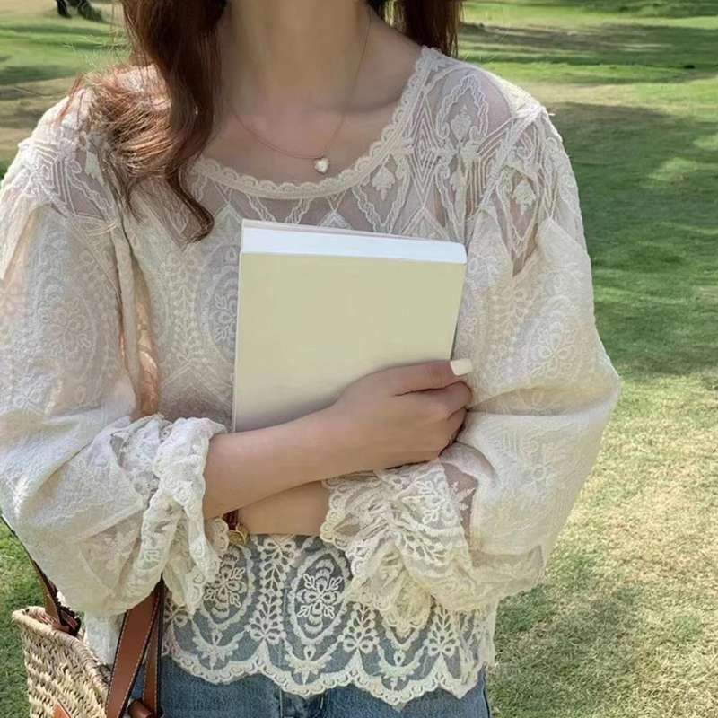 40代ファッション レディース この画像には、ドレスではなくレースブラウスが写っているようです。ドレスに関するや説明を作成することは適切ではありませんが、代わりにブラウスについて以下のように記述できます：