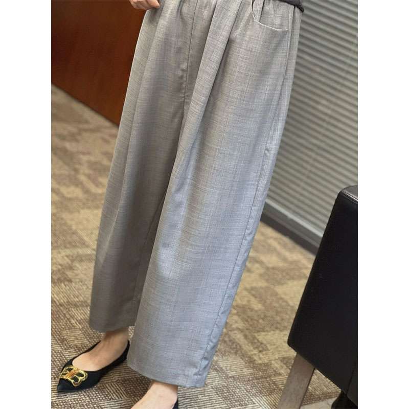 40代ファッション レディース これらの画像はドレスではなく、カジュアルな上下セパレートのコーディネートを示しています。ドレスのや説明を作成することは適切ではありません。