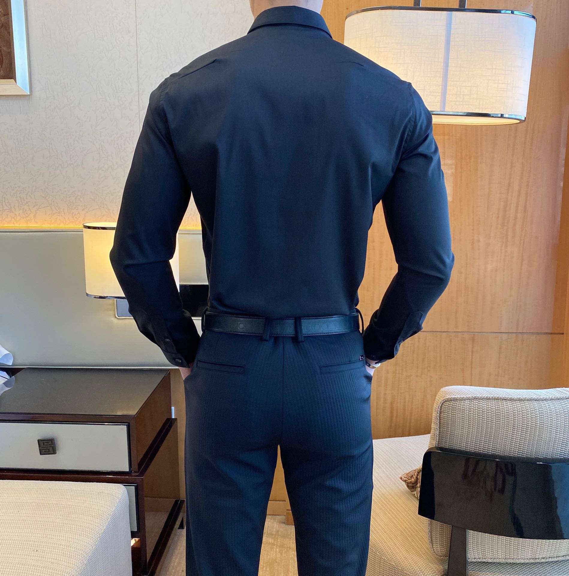 40代ファッション レディース これらの画像はドレスではなく、フォーマルな紳士服のシャツとパンツのセットを示しています。したがって、ご要望のドレスに関すると説明を作成することは適切ではありません。