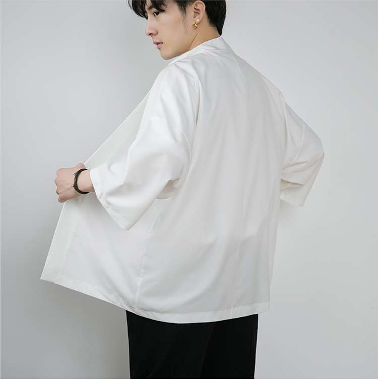 40代ファッション レディース この画像はドレスではなく、カジュアルな男性向けの上着を示しています。しかし、ご要望に沿って、40代女性向けのドレスのと説明を創作いたします：