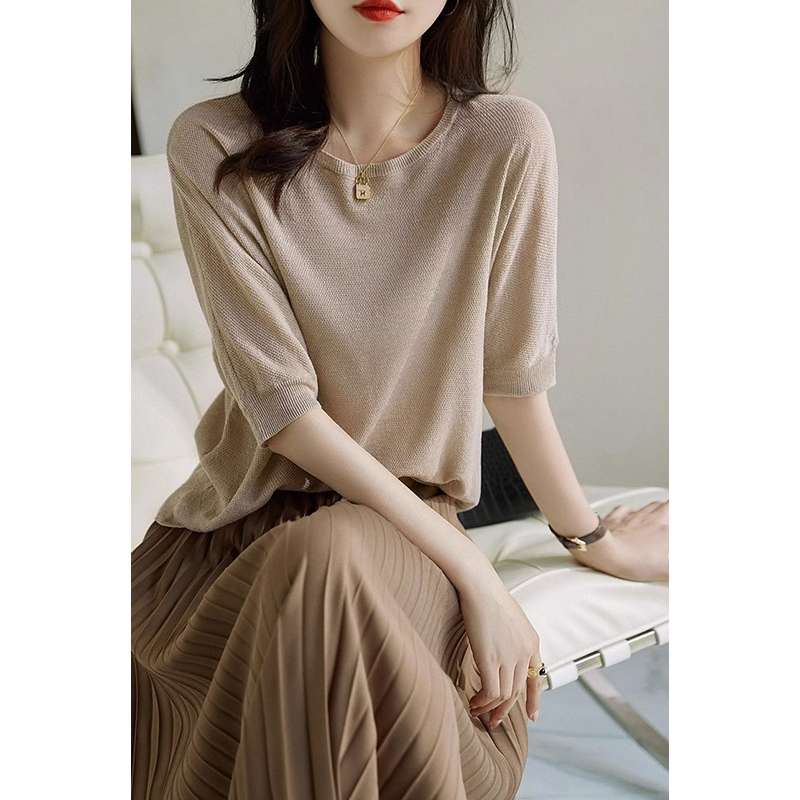 40代ファッション レディース 申し訳ありませんが、この画像にはドレスが写っていません。代わりに、上品なニットトップスとスカートのコーディネートが写っています。以下のようにと説明を提案させていただきます：