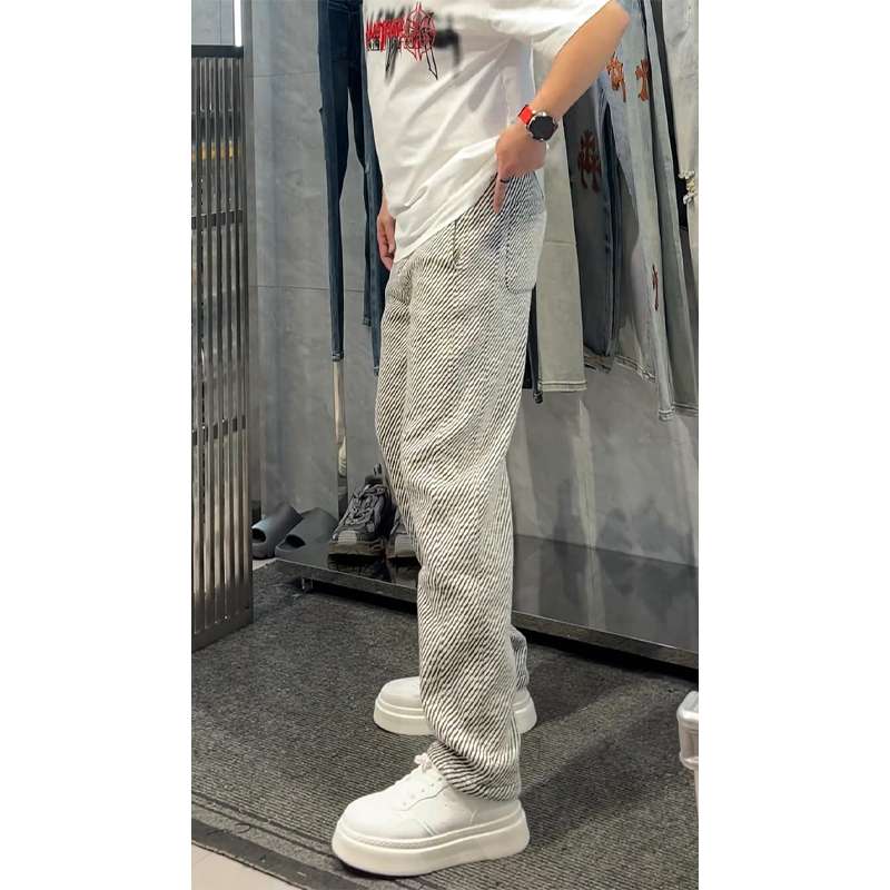 40代ファッション レディース 申し訳ありませんが、この画像にはドレスが写っていません。画像は若い男性のカジュアルな服装を示しており、ドレスは含まれていません。