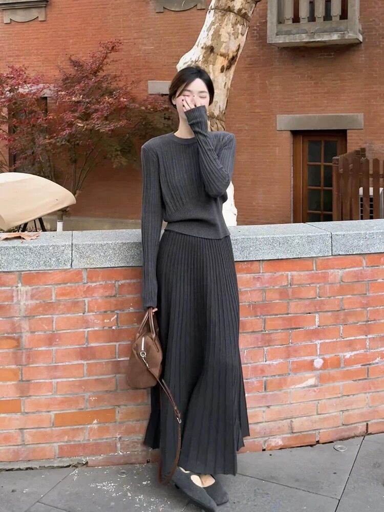 40代ファッション 上品リブニットとプリーツロングスカートセット